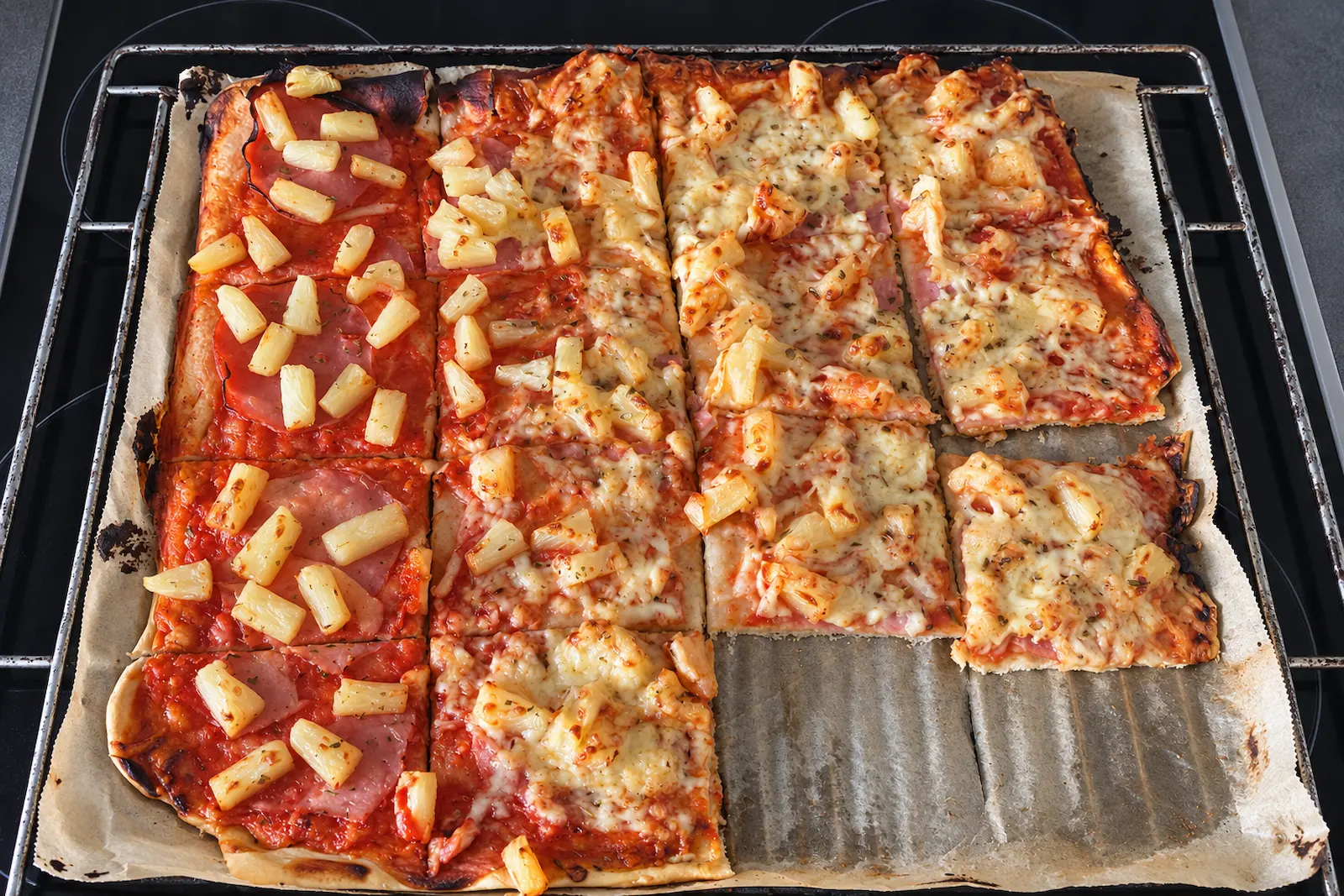 Pizzablech mit zwei unterschiedlich belegten Hälften – Familienpizza trotz Lebensmittelallergie